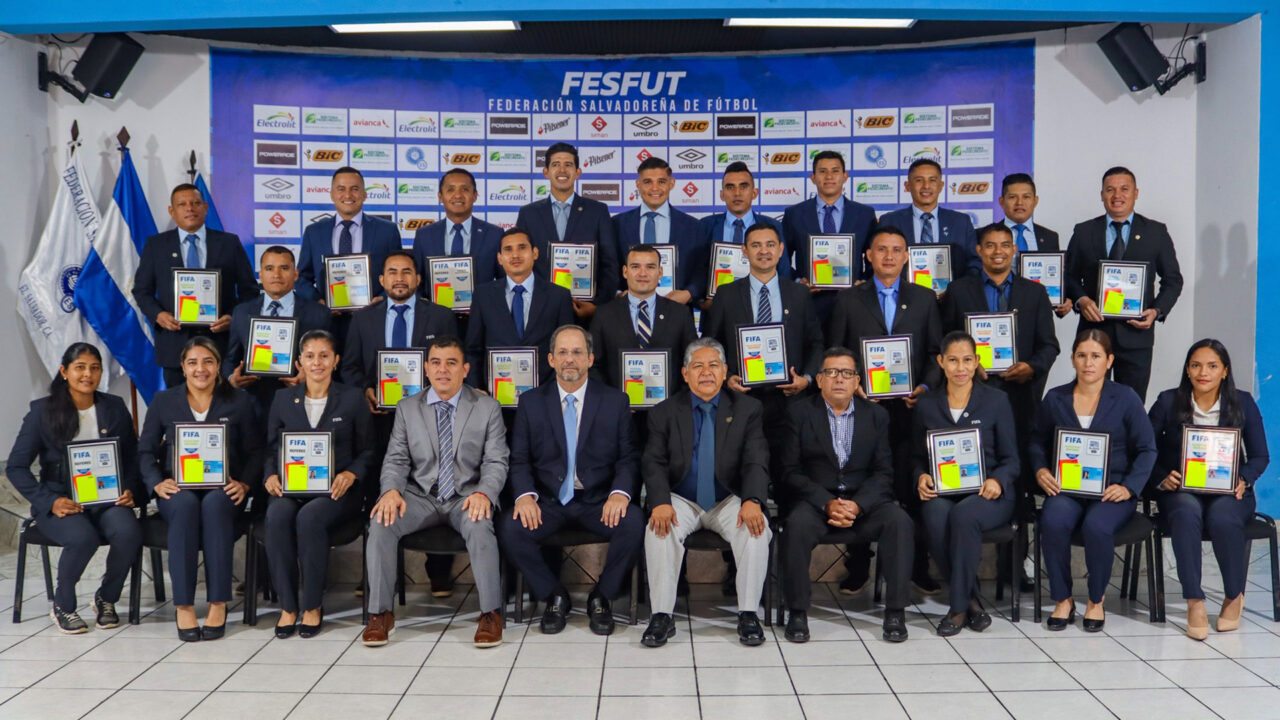 Oficiales salvadoreños reciben Escarapelas FIFA 2025