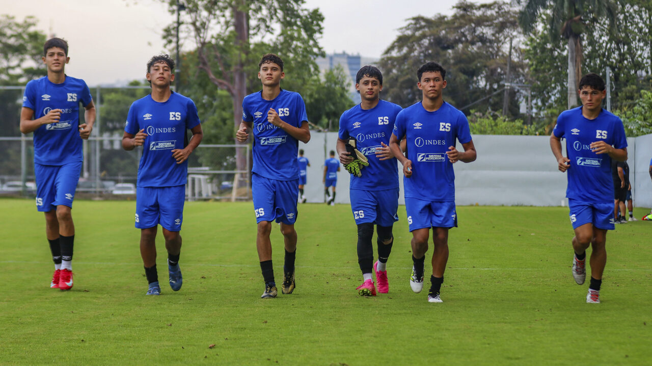 Jugadores Sub-17 se entrenan con la Selección Mayor de El Salvador