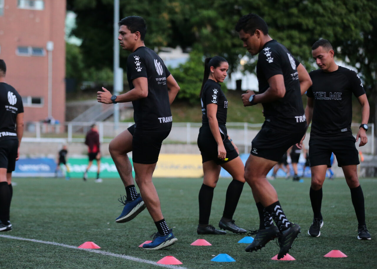 31 árbitros salvadoreños recibirán escarapela FIFA 2026