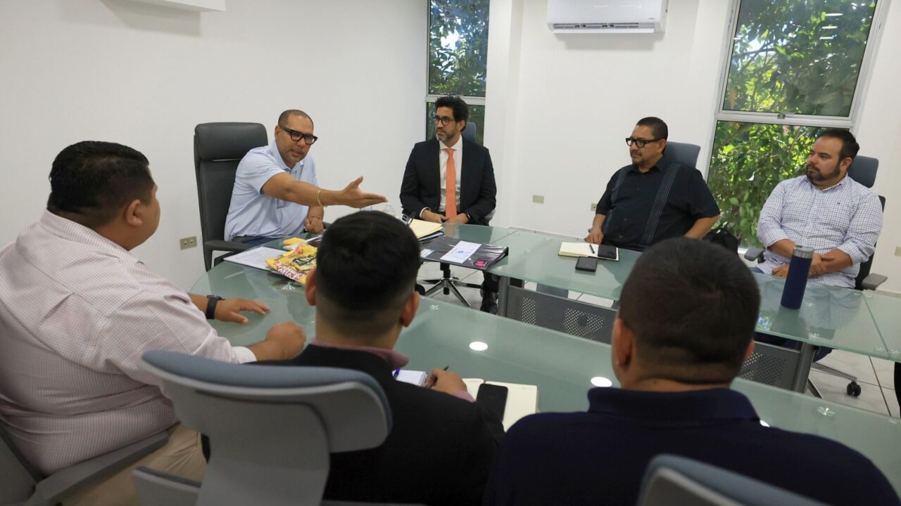 Presidente Yamil Bukele se reúne con la Comisión de Fútbol Sala para fortalecer la liga y las selecciones nacionales