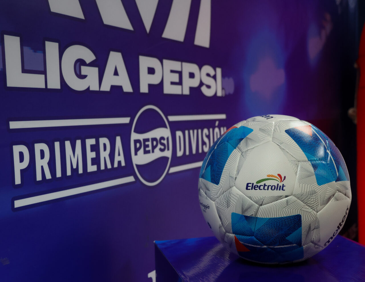 Primera División presenta el balón oficial Electrolit para el Torneo Clausura 2026